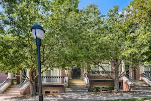 //hemlane-production.s3.amazonaws.com/uploads/property_listing_photos/03a6bb7a-2613-4146-b98b-01afcd64e548/15 Jackson St Unit C - MLS Sized - 002 - 02 Exterior Front.jpg