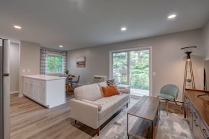 //hemlane-production.s3.amazonaws.com/uploads/property_listing_photos/133425e8-97a0-4db4-aa2b-929a853ed67d/12-1230 E Dayton St Unit 2 Madison-12.jpg