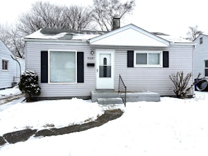 //hemlane-production.s3.amazonaws.com/uploads/property_listing_photos/1378aae2-43bc-4f02-902d-f8b8208a34c8/21047 Atlantic Front Exterior 2.jpg