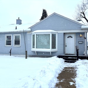 //hemlane-production.s3.amazonaws.com/uploads/property_listing_photos/16bbbb7e-920b-41e7-91f8-af6e8fca83c1/Marquette front exterior.jpg