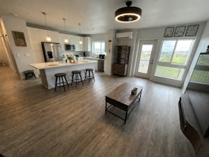 //hemlane-production.s3.amazonaws.com/uploads/property_listing_photos/16ec6556-fd31-4a3e-baf5-cd363d28943c/1.jpg
