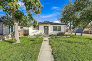 //hemlane-production.s3.amazonaws.com/uploads/property_listing_photos/17523fa1-1606-4450-b178-53805fcb80fb/1-web-or-mls-1300 W Melrose St-1.jpg