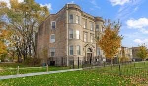 //hemlane-production.s3.amazonaws.com/uploads/property_listing_photos/1b61b687-0071-476d-928b-b82f145a50d7/5341 S. Indiana Pic 18.jpg