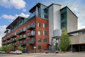 //hemlane-production.s3.amazonaws.com/uploads/property_listing_photos/1d39ad9a-83e8-439e-9557-1f32dbc0d196/10/Exterior 5.webp