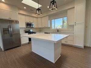 Kitchen ~200sf, 4'x5' island