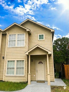 //hemlane-production.s3.amazonaws.com/uploads/property_listing_photos/1fdee30f-fb72-4002-a28b-70bd6029593a/Front of house.jpg