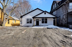 //hemlane-production.s3.amazonaws.com/uploads/property_listing_photos/20bf25f6-fff7-4d81-9fd4-92965d501bc1/119 Prospect Ave - Apt 1 - 01 Large.jpeg