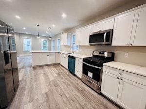 //hemlane-production.s3.amazonaws.com/uploads/property_listing_photos/2180c679-8f05-4129-90eb-6ce355fdf82f/Open kitchen.jpeg