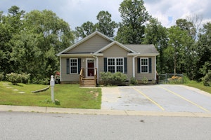 //hemlane-production.s3.amazonaws.com/uploads/property_listing_photos/23e19d82-e78b-4dc5-9cc3-47d3d6b7cbfb/Front.jpg
