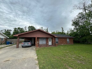 //hemlane-production.s3.amazonaws.com/uploads/property_listing_photos/279a8c95-2f86-4a67-98dd-95e58f1b40a4/Front Pic.jpg