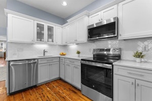 //hemlane-production.s3.amazonaws.com/uploads/property_listing_photos/2938c5d6-cd6c-4775-89e8-96807435d9e2/05.jpg