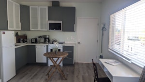 full kitchen incl. dishwasher, range, oven, microwave, fridge w/freezer compartment