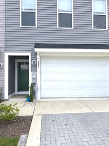 //hemlane-production.s3.amazonaws.com/uploads/property_listing_photos/2ba88fd3-cc6b-475e-88d1-46b8dd285bbc/front door entrance 2.jpg