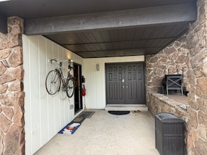 //hemlane-production.s3.amazonaws.com/uploads/property_listing_photos/3751da52-650e-4073-8a50-c1b85fd569e4/Entry way.JPEG
