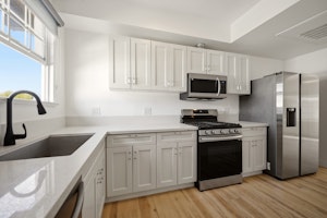 //hemlane-production.s3.amazonaws.com/uploads/property_listing_photos/38d6a6e3-12e3-42af-90f9-72ad3430f106/1524-30 N Sycamore St Unit 7-5.jpg