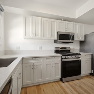 //hemlane-production.s3.amazonaws.com/uploads/property_listing_photos/38d6a6e3-12e3-42af-90f9-72ad3430f106/1524-30 N Sycamore St Unit 7-5.jpg