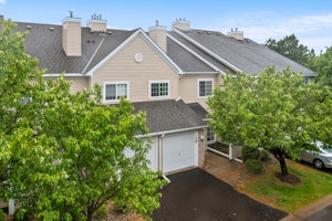 //hemlane-production.s3.amazonaws.com/uploads/property_listing_photos/38e63bcd-34a2-4fa2-944a-5fdce7106ff4/7-web-or-mls-2230 Ranchview Ln N Unit 90-15.jpg