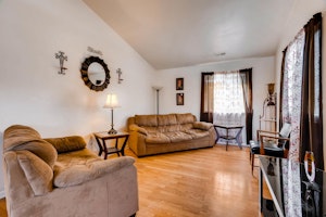 //hemlane-production.s3.amazonaws.com/uploads/property_listing_photos/3c5d1801-34be-4eda-912c-6f934ebc0faa/4306 Lipan St Living Room (2).jpg