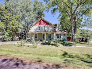 //hemlane-production.s3.amazonaws.com/uploads/property_listing_photos/3c6e3304-3715-4aeb-9189-46068f2bfd50/875b4a02e914187b0460bb054454a95f-cc_ft_1536 (2).webp