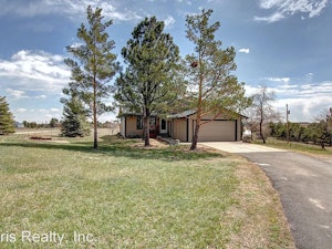 //hemlane-production.s3.amazonaws.com/uploads/property_listing_photos/3ef093dd-43f3-411b-b269-e4fe6f4f8e61/front of house.webp