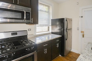 //hemlane-production.s3.amazonaws.com/uploads/property_listing_photos/3fe0dd02-fd85-4598-bfd3-43db1ab377f5/large (1).jpg