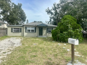 //hemlane-production.s3.amazonaws.com/uploads/property_listing_photos/4b7ce4b7-962c-4a78-af4e-e435aa732a14/1.webp