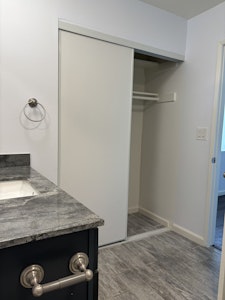 //hemlane-production.s3.amazonaws.com/uploads/property_listing_photos/4d96d251-8252-4234-8c20-71283c05900a/10_MASTER BEDROOM_BATHROOM-1-CLOSET.jpg