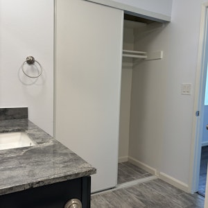 //hemlane-production.s3.amazonaws.com/uploads/property_listing_photos/4d96d251-8252-4234-8c20-71283c05900a/10_MASTER BEDROOM_BATHROOM-1-CLOSET.jpg