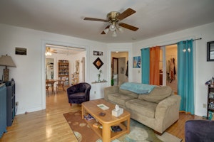 //hemlane-production.s3.amazonaws.com/uploads/property_listing_photos/4f9bfcd0-4aea-4d69-b06a-d748c945bf5a/1049 E Gorham St Madison-49.jpg