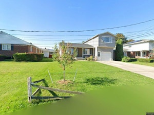 //hemlane-production.s3.amazonaws.com/uploads/property_listing_photos/4fd9fe2c-deb3-4bc4-9c43-a725afd11b1e/streetview (3).jpg