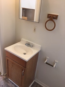 //hemlane-production.s3.amazonaws.com/uploads/property_listing_photos/5424f874-80a1-433b-9bda-143a4e8b7dc5/2536 bath pic.jpg