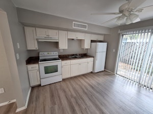 //hemlane-production.s3.amazonaws.com/uploads/property_listing_photos/574d4106-c667-4f75-96e7-d2bea328ba78/Front Pic.jpg