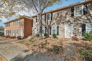 //hemlane-production.s3.amazonaws.com/uploads/property_listing_photos/58566a95-833a-4982-8ea9-55bc0c95cb74/5-web-or-mls-Valley Ct C-S1910-005.jpg