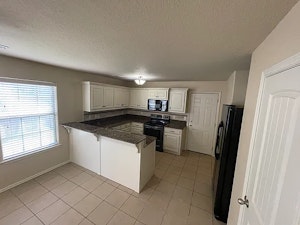 //hemlane-production.s3.amazonaws.com/uploads/property_listing_photos/5ed83a7e-cc74-4c64-9d8c-f1a12554a02d/1f77b4f380190826559b938dcd225cdb-cc_ft_576.webp