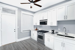 //hemlane-production.s3.amazonaws.com/uploads/property_listing_photos/631e53ab-e2ca-47b8-97be-5eacb9a473fe/5341-53 S. Indiana Pic 29.jpg