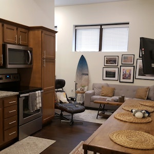 //hemlane-production.s3.amazonaws.com/uploads/property_listing_photos/657a496d-a90b-4655-98d4-079141ecf13f/Unit B2 Living Room.jpg