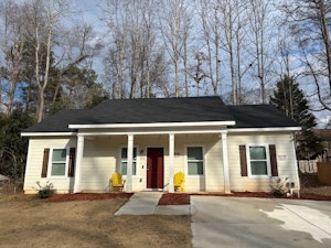 //hemlane-production.s3.amazonaws.com/uploads/property_listing_photos/66218074-a4ac-4335-bc6f-e13ec52fc764/JPEG image-4535-AA5C-BC-0.jpeg