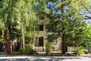 //hemlane-production.s3.amazonaws.com/uploads/property_listing_photos/66cfeced-a819-4dfe-bca1-9e171d82f2ff/605 T St photo 01.jpg