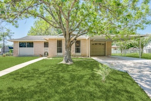 //hemlane-production.s3.amazonaws.com/uploads/property_listing_photos/66dcb087-fd05-4450-95e8-e6b74fd6413e/3942-viewsite-dr-san-antonio-tx-78223-High-Res-2.jpg