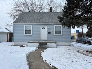 //hemlane-production.s3.amazonaws.com/uploads/property_listing_photos/6b64ac08-26c4-4b2f-a5f3-f9d58f7a304d/Petersburg Front Exerior.jpg