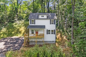 Brand new 2024 construction in middle of East Asheville, 4 mins to WNC Nature Center and Recreation Fields, 5 mins to Highland Brewing, 6 mins to Tunnel Road shopping, 9 mins to Downtown Asheville