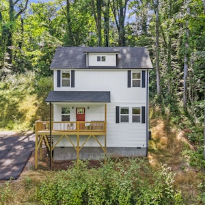 Brand new 2024 construction in middle of East Asheville, 4 mins to WNC Nature Center and Recreation Fields, 5 mins to Highland Brewing, 6 mins to Tunnel Road shopping, 9 mins to Downtown Asheville