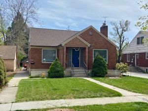 Front door (blue) for the 570 E unit