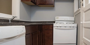 //hemlane-production.s3.amazonaws.com/uploads/property_listing_photos/6f57f24e-e3ef-4436-9ce1-36945c091eed/732-roscoe-1S-1.webp