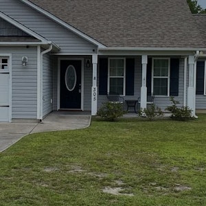 //hemlane-production.s3.amazonaws.com/uploads/property_listing_photos/6fa70f6e-931e-4bb4-a721-0f71976a8e51/front house.jpg