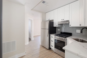 //hemlane-production.s3.amazonaws.com/uploads/property_listing_photos/766ab438-ad7f-48f5-a808-c8873edd687f/large (7).jpg