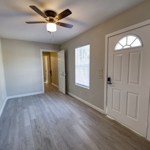 //hemlane-production.s3.amazonaws.com/uploads/property_listing_photos/771dff60-a778-40eb-bdf4-38120d63cc64/Room 4B.jpg