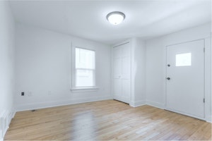 //hemlane-production.s3.amazonaws.com/uploads/property_listing_photos/780893e2-ad49-4127-879b-647630487ebe/836 E Dayton St - Unit 2 - 01.jpg