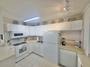 //hemlane-production.s3.amazonaws.com/uploads/property_listing_photos/7c5cb420-c636-480e-b63a-8124609a810d/IMG_6471.heic