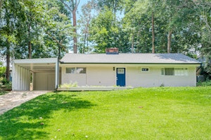 //hemlane-production.s3.amazonaws.com/uploads/property_listing_photos/7d184874-4df5-42b0-be42-66d5d17b68e1/3-web-or-mls-Bramblewood Dr-32.jpg